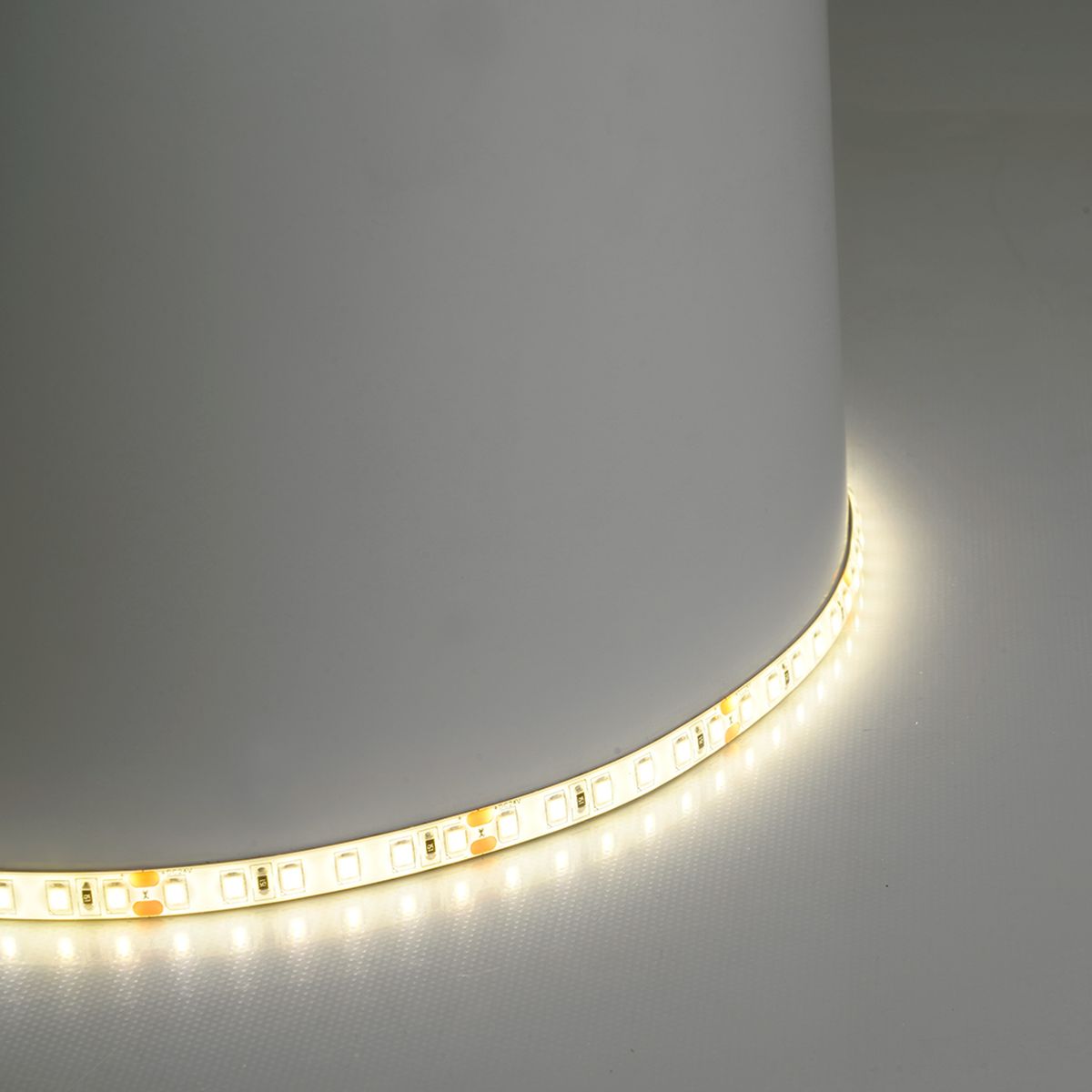 фото светодиодная лента feron ls511 11w/m 120led/m 2835smd 4000к 5m 51635 | 220svet.ru