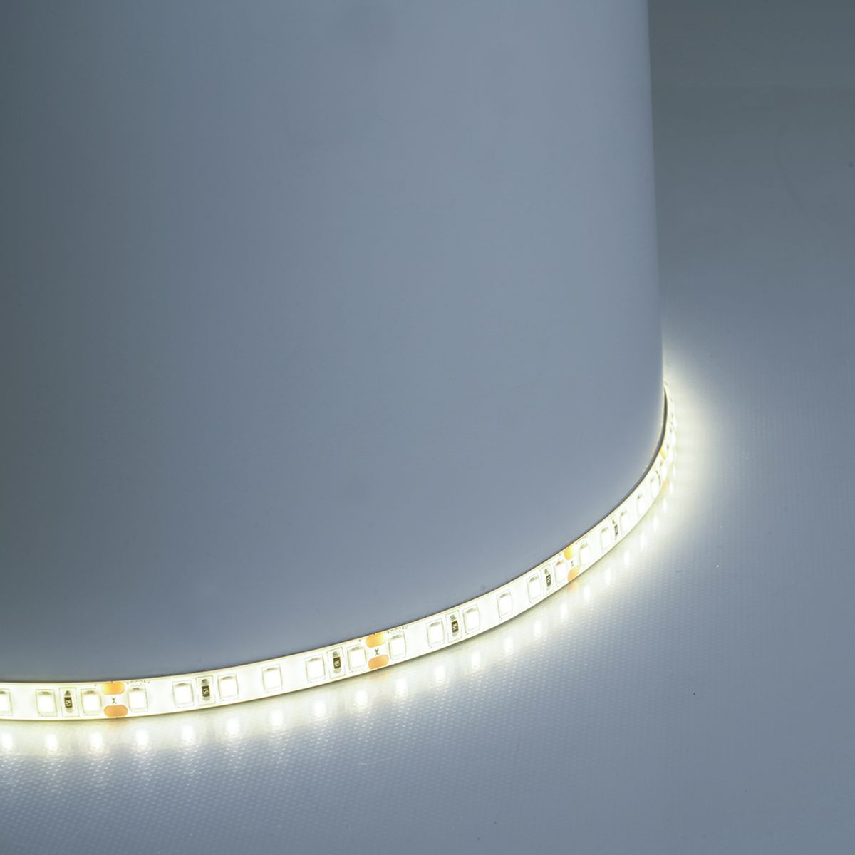 фото светодиодная лента feron ls511 11w/m 120led/m 2835smd 6000к 5m 51636 | 220svet.ru