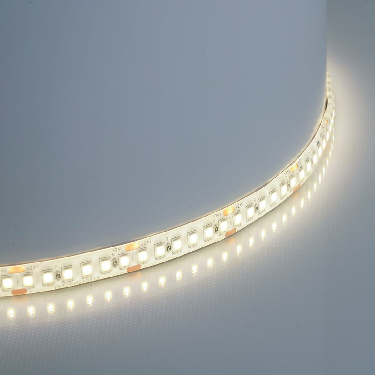 фото светодиодная влагозащищенная лента feron 16w/m 180led/m 2835smd холодный белый 5м ls512 51827 | 220svet.ru