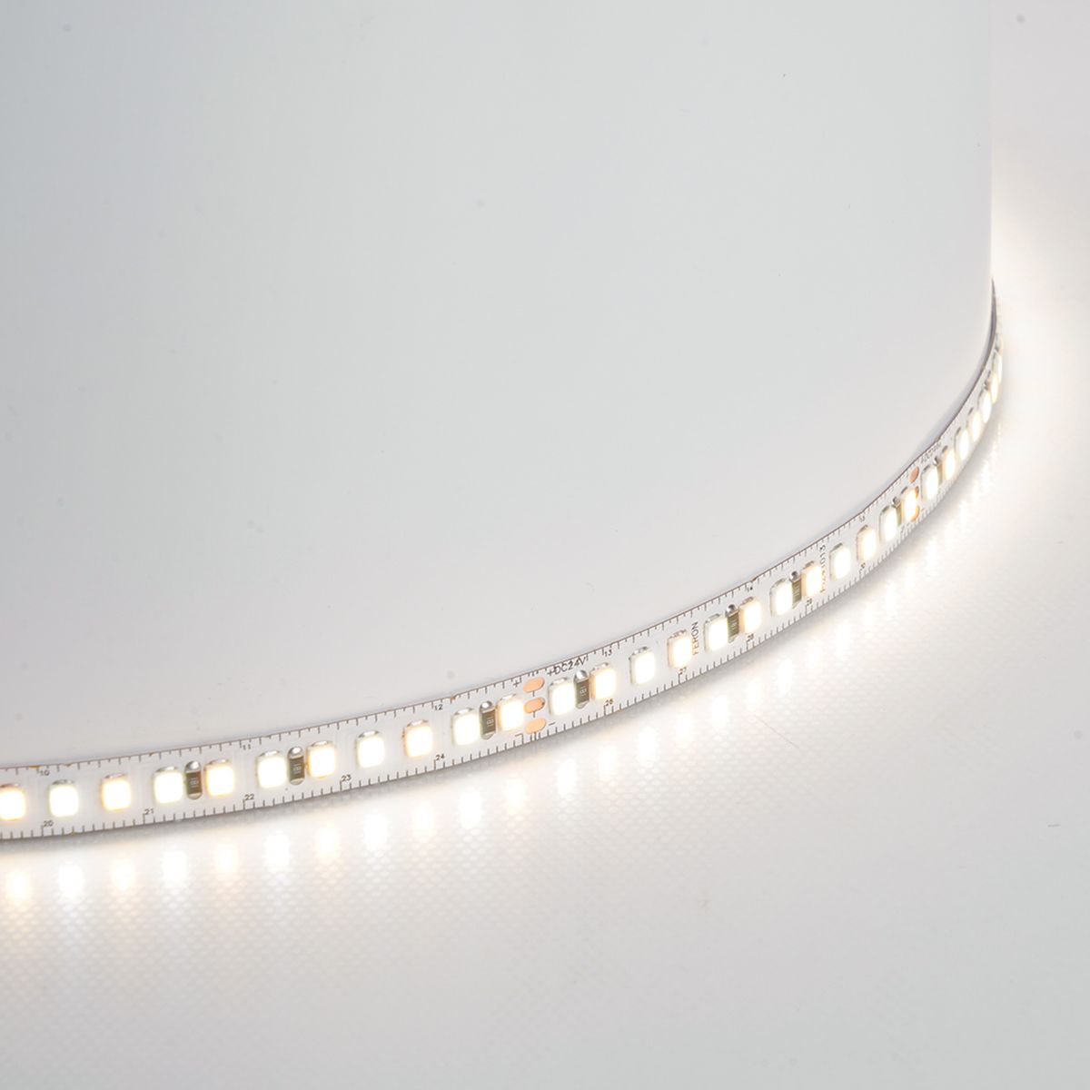 фото светодиодная лента feron ls504 16w/m 192led/m 2835smd 3000к+6500k 5m 51835 | 220svet.ru