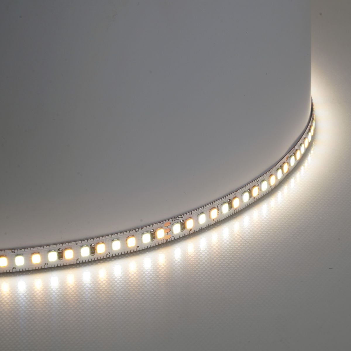 фото светодиодная лента feron ls504 16w/m 192led/m 2835smd 3000к+6500k 5m 51835 | 220svet.ru