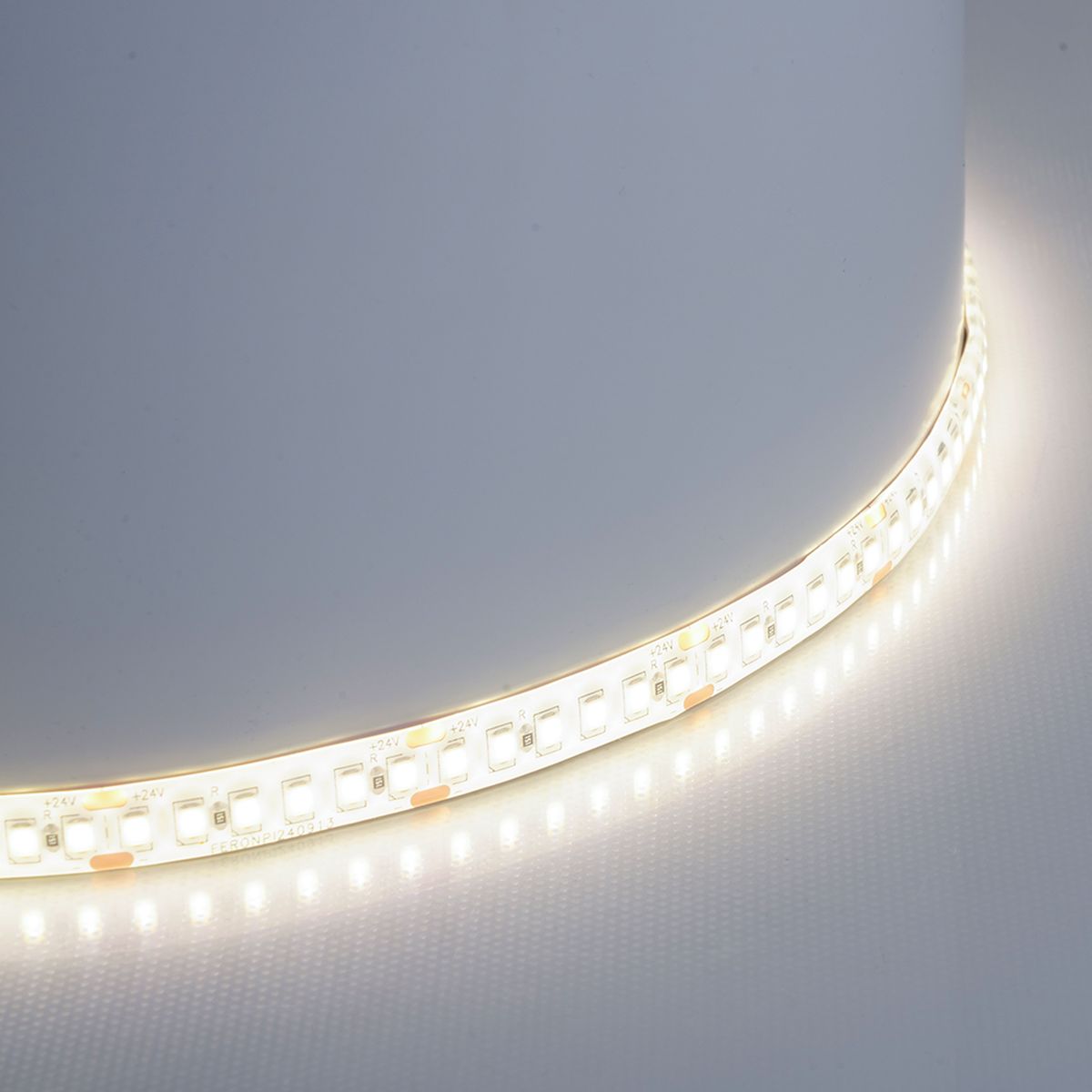 фото светодиодная влагозащищенная лента feron 16w/m 180led/m 2835smd холодный белый 5м ls512 51827 | 220svet.ru